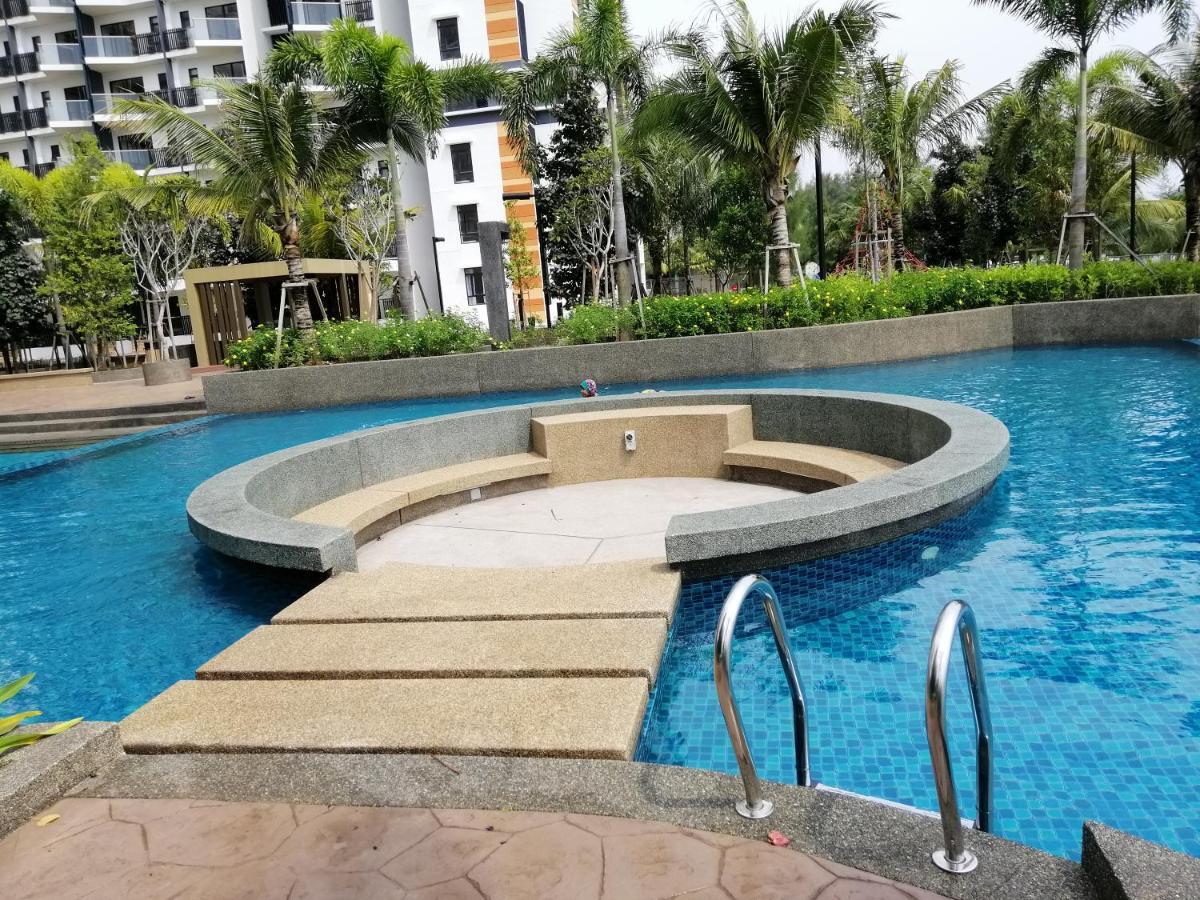 Timurbay Seafront Residence By Hardinahomes Kuantan Extérieur photo